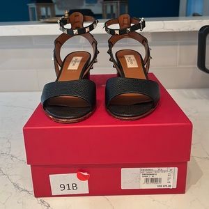 Valentino t-strap sandal in black size 37